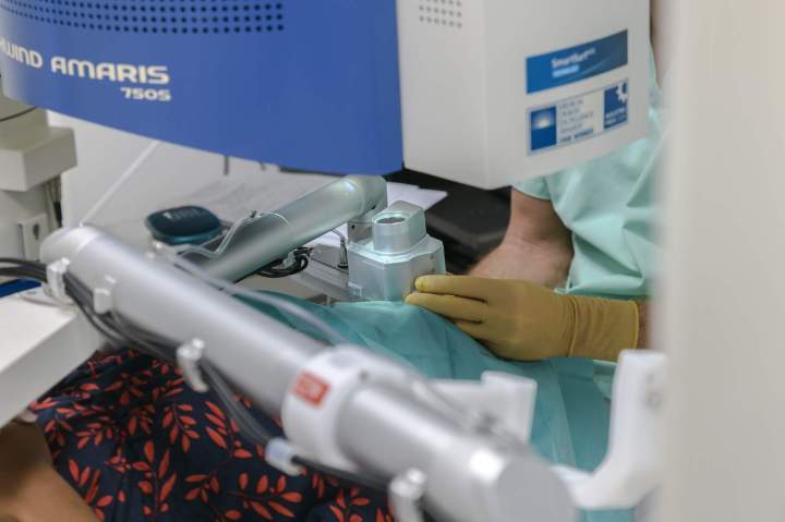 Nous opérons les astigmates.